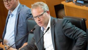 <p>Skeptische Blicke von Finanzminister J-L. Crucke (MR, l.) für Minister Philippe Henry (Ecolo)</p>
