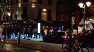 <p>Nach Schließung der Cafés bevölkern junge Touristen aus den Niederlanden seit Tagen die Straßen von Knokke.</p>