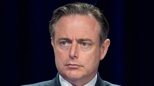 <p>„Die blauen Freunde müssen auf die Knie gehen, den Mund öffnen und schlucken, was immer nötig ist“, erklärte Bart De Wever.</p>