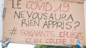 <p>Habt ihr aus Covid-19 nichts gelernt? Dieses Plakat bei einer einer Demo in Paris würde auch zur Situation in Belgien passen.</p>