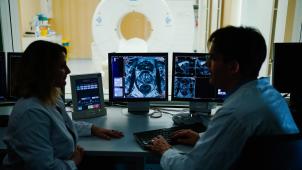 <p>Auf dem Monitor ist das Querschnittsbild einer Prostata zu sehen.</p>