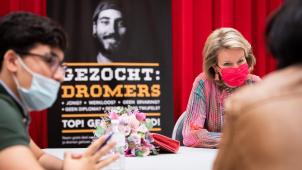 <p>Königin Mathilde während eines königlichen Besuchs im Sommerlager von YouthStart in Uccle</p>