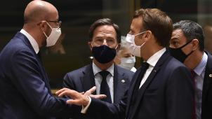 <p>Charles Michel (l.), ehemaliger Premierminister in Belgien, und Emmanuel Macron (r.) unterhalten sich. In der Mitte ist der niederländische Premierminister Mark Rutte zu erkennen.</p>