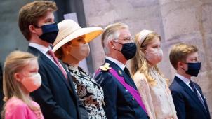 <p>Die Königsfamilie mit Maskenschutz.</p>