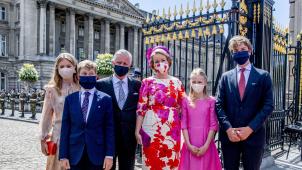 <p>Die Königsfamilie: König Philippe und Königin Mathilde (Mitte) mit ihren vier Kindern, Kronprinzessin Elisabeth, Prinz Emmanuel, Prinzessin Eléonore und Prinz Gabriel (von links)</p>