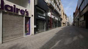 <p>Menschenleere Einkaufsstraße Rue Neuve in Brüssel während des Lockdowns im Frühjahr.</p>