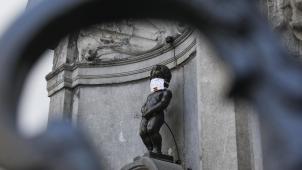 <p>Das Manneken Pis, das Wahrzeichen Brüssels, befindet sich im Corona-Modus.</p>