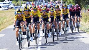 <p>Wout Van Aert (Dritter von links) nahm die zweite Etappe im Gelben Trikot auf und leistete wichtige Helferdienste.</p>