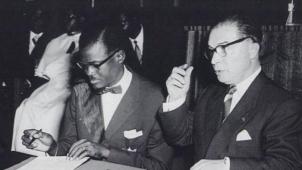 <p>Der kongolesische Premierminister Patrice Lumumba und der belgische Premierminister Gaston Eyskens unterzeichnen die Erklärung zur Unabhängigkeit der Demokratischen Republik Kongo am 30. Juni 1960 in Kinshasa</p>