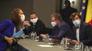 <p>Premier Sophie Wilmès mit den Ministerpräsidenten Oliver Paasch, Rudy Vervoort und Elio Di Rupo (v.l.).</p>