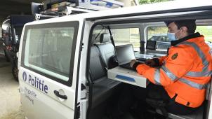 <p>Schneller Check am Computer im Polizeikombi.</p>