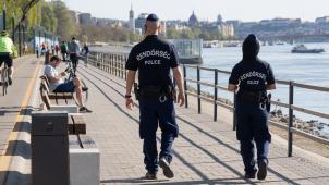 <p>Polizeistreife am Ufer der Donau in Budapest.</p>