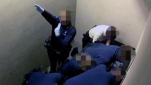 <p>Eine Polizistin machte bei dem Polizeieinsatz gegen Jozef Chovanec den Hitlergruß.</p>