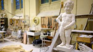 <p>Ein Abguss des Brüsseler Wahrzeichens „Manneken Pis“ steht in der Werkstatt der Gipsformerei.</p>