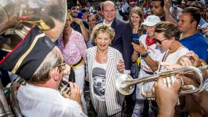 <p>Annie Cordy wird 2018 von Fans in Laeken begrüßt.</p>