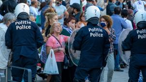<p>Da ein Großteil der Demonstranten keine Mundmaske trug und sich nicht an die Abstandsregeln hielt, musste die Polizei die Kundgebung auflösen.</p>