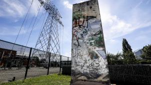 <p>Ein Stück Beliner Mauer steht jetzt auf dem Firmengelände von Elia.</p>