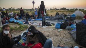 <p>Ohne Dach über dem Kopf: Menschen lagern am Rande einer Straße in der Nähe des ausgebrannten Flüchtlingslagers Moria. Mehrere Brände haben das Lager fast vollständig zerstört.</p>