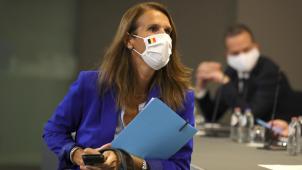 <p>Premierministerin Sophie Wilmès beim Nationalen Sicherheitsrat. Im Hintergrund erkennt man DG-Ministerpräsident Oliver Paasch.</p>