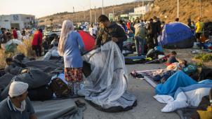 <p>Flüchtlinge in der Nähe des ausgebrannten Flüchtlingslagers Moria.</p>