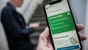 <p>Mithilfe der Corona-Warn-App werden Bürger benachrichtigt, sollten Sie sich in der Nähe eines am Coronavirus Erkrankten aufgehalten haben - unter der voraussetzung, dass dieser die App ebenso installiert hat und seine Erkrankung meldet.</p>