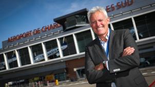 <p>Philippe Verdonck, CEO am Flughafen Brüssel-Süd, steht auf dem Flughafengelände, während sich Passagierflugzeuge der Fluggesellschaft Ryanair in Fenstern des Gebäudes spiegeln.</p>