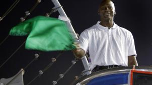 <p>Michael Jordan übt das Schwenken der grünen Flagge vor einem Nascar-All-Star-Autorennen.</p>