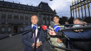 <p>Erschöpft, aber auch erleichtert: Egbert Lachaert (l.) und Conner Rousseau nach der Audienz beim König.</p>