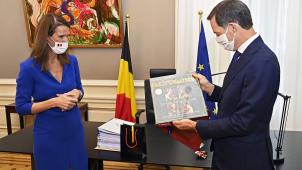 <p>Schlüsselübergabe am Amtssitz des Premierministers in der rue de la Loi: Sophie Wilmès schenkte ihrem Nachfolger Alexander De Croo eine Schallplatte: „Die vier Jahreszeiten“ von Antonio Vivaldi.</p>