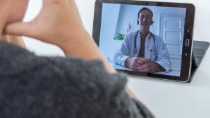 <p>Was fehlt Ihnen denn? Fernsprechstunde mit dem Arzt über Videoverbindung.</p>