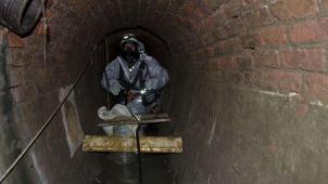 <p>Die Täter gelangten durch selbstgebaute Tunnel und das Abwassersystem der Stadt in die Bank.</p>