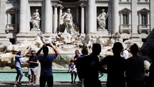 <p>Italien, Rom: Touristen fotografieren den Trevi-Brunnen. Angesichts steigender Infektionszahlen wappnen sich manche Länder mit neuen Regeln.</p>
