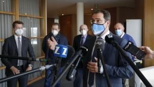 <p>Minister David Clarinval (vorne) sprach am Donnerstag zwei Stunden lang mit Vertretern von Horeca-Verbänden.</p>