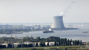 <p>Ein Blick von oben auf das AKW Doel</p>