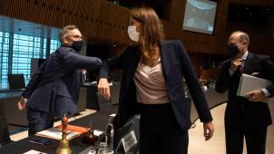 <p>Sophie Wilmès beim Außenministertreffen in Luxemburg am 13. Oktober. Links erkennt man Deutschlands Staatsminister für Europa, Michael Roth.</p>