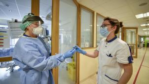 <p>Hand in Hand wird auf der Intensivstation gearbeitet: Drei Patienten werden dort aktuell betreut. Ein deutlicher Anstieg wird in der kommenden Woche erwartet.</p>