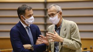 <p>Dem Vernehmen plädierte Gesundheitsminister Vandenbroucke (r.) im Konzertierungsausschuss für noch strengere Maßnahmen. Für den liberalen Premier De Croo (l.) ist es eine Gratwanderung zwischen Gewährung individueller Freiheit und Schutz der Volksgesundheit.</p>