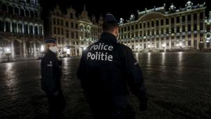 <p>Polizisten überprüfen in Brüssel die Ausgangssperre.</p>