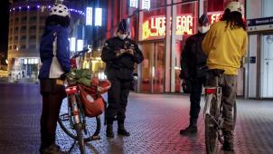 <p>In Brüssel wird die Ausgangssperre ausgedehnt.</p>