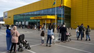 <p>Am Samstag, dem letzten Tag vor der sechswöchigen Schließung nicht essenzieller Geschäfte, bildeten sich lange Warteschlangen vor den Ikea-Einrichtungshäusern in Belgien (hier Anderlecht). Auch in anderen Geschäften und Einkaufszentren war während des ganzen Wochenende der Zustrom groß.</p>