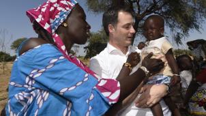 <p>Feldbesuch von Alexander De Croo als Minister für Entwicklungszusammenarbeit in Senegal (2018).</p>