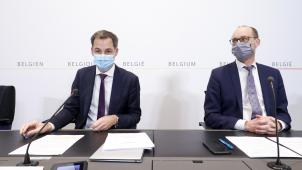 <p>Premier Alexander De Croo (l.) und Finanzminister Vincent Van Peteghem bei der Präsentation der Maßnahmen.</p>