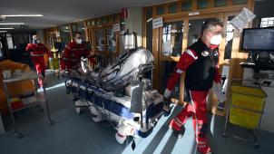<p>Die Krankenhäuser im Land sind teilweise so ausgelastet, dass sie Patienten auf andere Spitäler verteilen müssen.</p>