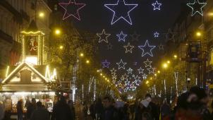 <p>Ein Bild vor der Pandemie: Der Brüsseler Weihnachtsmarkt zieht Jahr für Jahr etliche Besucher in seinen Bann. In diesem Jahr wird aber alles anders sein in der Hauptstadt.</p>