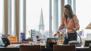 <p>Ist zurück am Schreibtisch: Sophie Wilmès.</p>