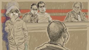 <p>Die kleine Mawda (ganz links) ist vor zweieinhalb Jahren bei einer Verfolgungsjagd zwischen einem Lieferwagen mit Migranten und der Polizei auf der E42 ums Leben gekommen. Ihre Eltern (hinten links) haben nun vor Gericht ausgesagt, genau wie der angeklagte Beamte (vorne).</p>