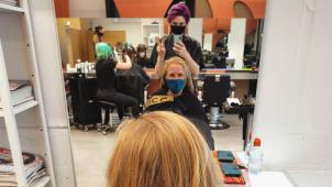 <p>Warum sollten Frauen für denselben Haarschnitt mehr bezahlen als Männer? Diese Frage hat sich auch der Brüsseler Friseursalon „De Wakko Kapper“ gestellt und eine Lösung gefunden.</p>