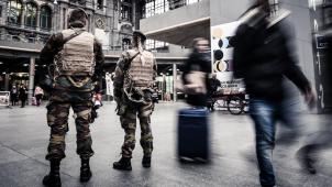 <p>Soldaten patrouillieren im Antwerpener Bahnhof.</p>