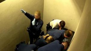 <p>Der Einsatz der Polizisten in der Flughafenzelle wurde von einer Überwachungskamera aufgenommen.</p>