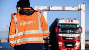 <p>Ein Zöllner kontrolliert im Hafen von Zeebrugge einen Lkw mit einer Fracht für den britischen Markt.</p>